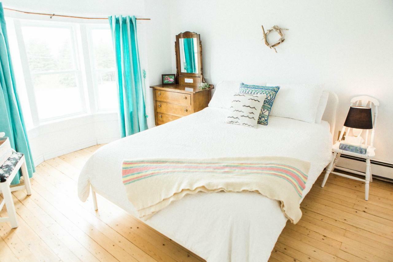 Salty Rose'S And The Periwinkle Cafe Hotell Ingonish Eksteriør bilde